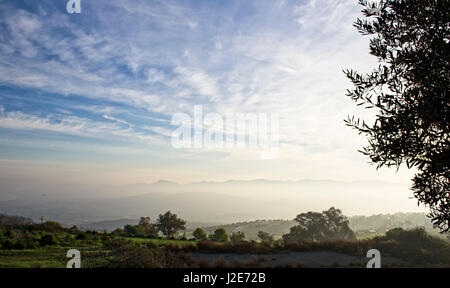 Misty la lumière avec les montagnes Troodos dans la nuit, à Chypre. Banque D'Images