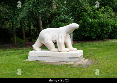 Anvers, Belgique - le 5 juillet 2016 : Art et sculptures dans le parc Parc Middelheim. Musée de Sculpture en plein air Middelheim est populaire et moderne où c Banque D'Images