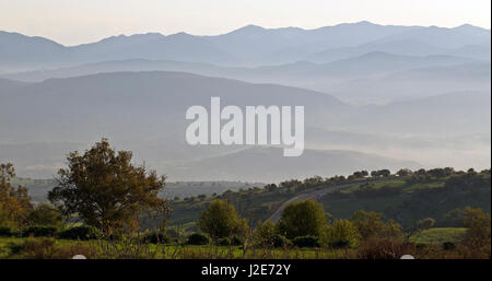Misty la lumière avec les montagnes Troodos dans la nuit, Paphos, Chypre. Banque D'Images