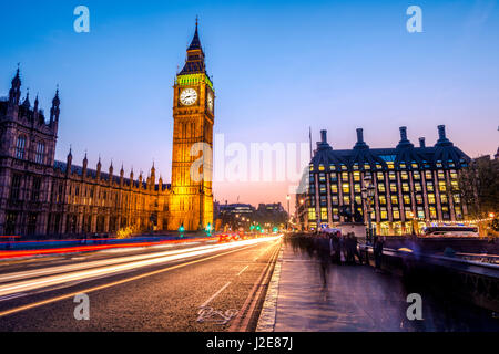 Des sentiers de lumière en face de Big Ben, crépuscule, lumière du soir et le coucher du soleil, les chambres du Parlement, Westminster Bridge, City of Westminster Banque D'Images