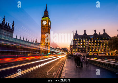 Des sentiers de lumière en face de Big Ben, crépuscule, lumière du soir et le coucher du soleil, les chambres du Parlement, Westminster Bridge, City of Westminster Banque D'Images
