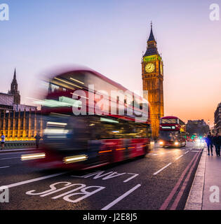 Bus à impériale rouge en face de Big Ben, crépuscule, lumière du soir et le coucher du soleil, les chambres du Parlement, Westminster Bridge Banque D'Images