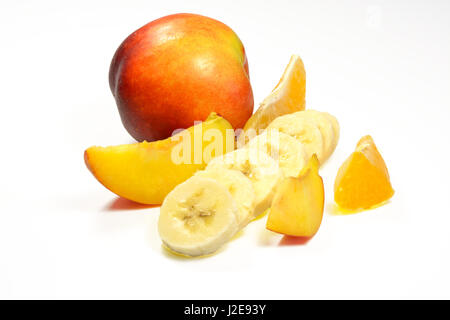 Banane, orange et pêche isolé sur fond blanc Banque D'Images