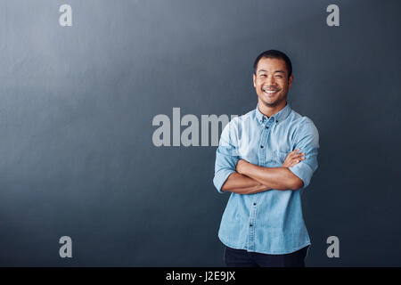 Certains jeunes designer asiatique debout dans un bureau moderne Banque D'Images