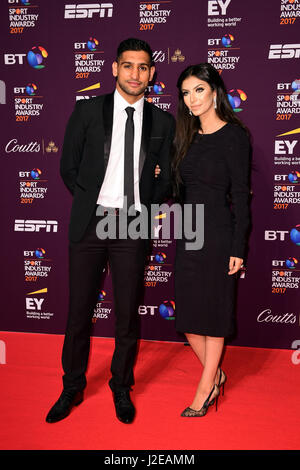 Amir Khan et Faryal Makhdoom participant à la BT Sport Industry Awards 2017 tenue à Battersea Evolution dans Battersea Park, Londres. ASSOCIATION DE PRESSE Photo. Photo date : Jeudi 27 Avril, 2017. Crédit photo doit se lire : Ian West/PA Wire Banque D'Images