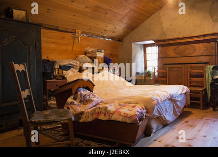 Berceau et lit drapé dans l'étage chambre des maîtres à l'étage dans une ancienne maison en pierre des années 1840 Canadiana maison d'habitation de style Banque D'Images