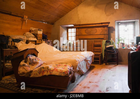 Berceau et lit drapé dans l'étage chambre des maîtres à l'étage dans une ancienne maison en pierre des années 1840 Canadiana maison d'habitation de style Banque D'Images