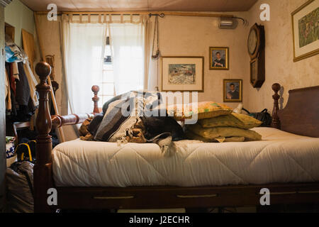 Les couvertures et oreillers sur le dessus d'un lit dans une chambre à l''étage sol à l'intérieur d'une vieille maison en pierre des années 1840 Canadiana maison d'habitation de style Banque D'Images