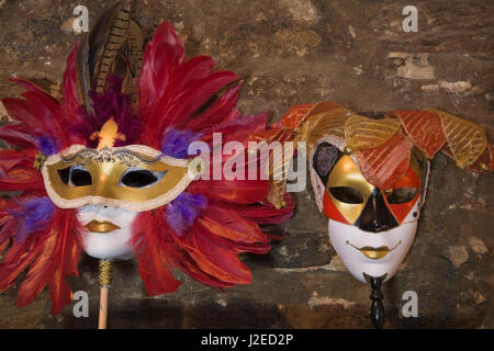 Close-up of decorative masques bal costumé avec des plumes et des rubans dans la chambre principale à l'intérieur d'une vieille maison en pierre vers 1850. Banque D'Images