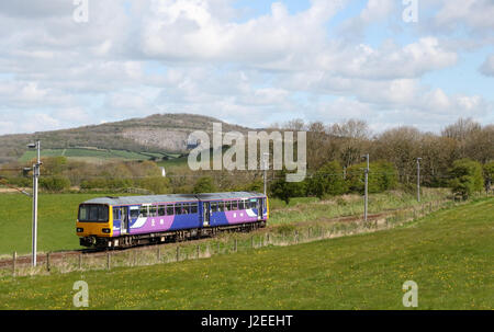 Pacer 144 classe train diesel livrée dans le Nord en pleine campagne sur West Coast Main Line entre Bolton-le-Sands et Carnforth Banque D'Images