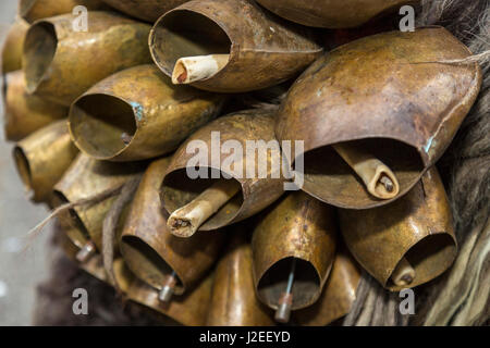 Italie, Sardaigne, Orgosolo. Close-up de l'os et sonneurs de cloches en métal sur un costume Mamuthone païennes traditionnelles. Banque D'Images