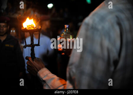 Katmandou, Népal. Apr 27, 2017. Dévot transportant du pétrole lampe sur un premier jour d'ouverture du festival à Machindra Laltipur Bahal, Népal, le jeudi 27 avril 2017. Le festival le plus long du Népal, Rato Machindranath Festival se poursuit en tirant le char de Mai 1, 2017 à partir de Pulchowk. Rato Machindranath est aussi dit que le "dieu de la pluie' et les hindous et les Bouddhistes adorent la Machindranath dans l'espoir d'une bonne pluie pour éviter la sécheresse pendant la saison de plantation du riz. Credit : Narayan Maharjan/Pacific Press/Alamy Live News Banque D'Images