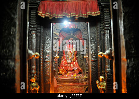 Katmandou, Népal. Apr 27, 2017. Un Portrait d'idol Rato Machindranath "Dieu de la Pluie" Machindra Laltipur à Bahal, Népal, le jeudi 27 avril 2017. Le festival le plus long du Népal, Rato Machindranath Festival se poursuit en tirant le char de Mai 1, 2017 à partir de Pulchowk. Rato Machindranath est aussi dit que le "dieu de la pluie' et les hindous et les Bouddhistes adorent la Machindranath dans l'espoir d'une bonne pluie pour éviter la sécheresse pendant la saison de plantation du riz. Credit : Narayan Maharjan/Pacific Press/Alamy Live News Banque D'Images