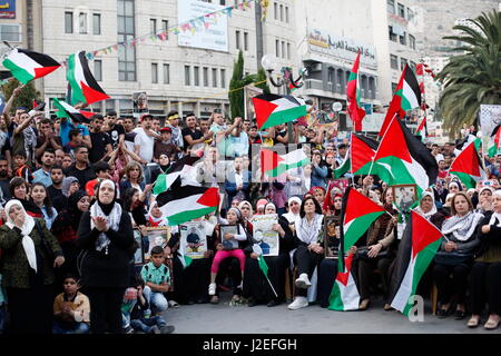 Naplouse, Palestine. Apr 28, 2017. À l'appui de la grève de la faim illimitée de plus de 1 000 prisonniers palestiniens dans les prisons israéliennes, les magasins et les marchés étaient fermés pour cet ensemble jeudi à Naplouse, une ville dans le nord de la Cisjordanie. Politiciens, célébrités et plus de quatre milliers de citoyens ont participé à l'événement de discours et de concerts en centre-ville. Une lutte a également évolué au cours de l'occasion. Credit : Liao Yunjie/ Pacific Press/Alamy Live News Banque D'Images