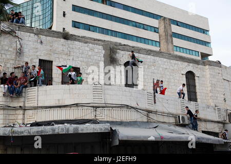 Naplouse, Palestine. Apr 27, 2017. À l'appui de la grève de la faim illimitée de plus de 1 000 prisonniers palestiniens dans les prisons israéliennes, les magasins et les marchés étaient fermés pour cet ensemble jeudi à Naplouse, une ville dans le nord de la Cisjordanie. Politiciens, célébrités et plus de quatre milliers de citoyens ont participé à l'événement de discours et de concerts en centre-ville. Une lutte a également évolué au cours de l'occasion. Credit : Liao Yunjie/ Pacific Press/Alamy Live News Banque D'Images