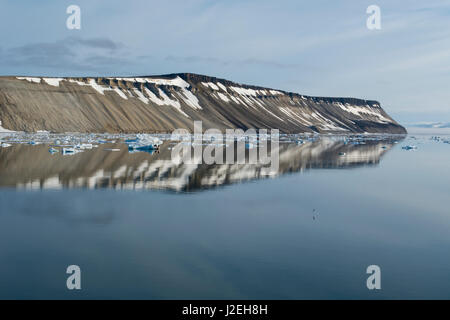 La Norvège, mer de Barents, Svalbard, Nordaustlandet. Palanderbukta (Palander Bay). Fjord calme réflexions. Banque D'Images