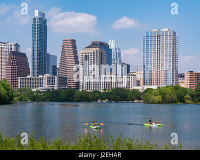 Skyline et les kayaks de la promenade Sentier au lac Lady Bird, Austin, Texas. Banque D'Images