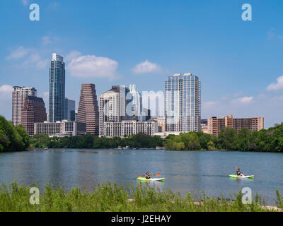 Skyline et les kayaks de la promenade Sentier au lac Lady Bird, Austin, Texas. Banque D'Images