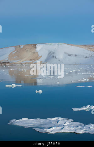 La Norvège, Svalbard, nordaustlandet. palanderbukta (palander bay). mer calme et réflexions en palander bay. Tailles disponibles (grand format) Banque D'Images