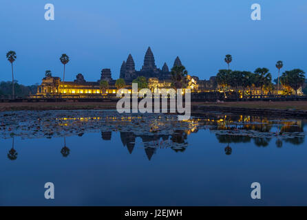 Les majestueuses ruines d'Angkor Wat la nuit pendant le crépuscule, reflétée dans l'homme fait les lac en face de l'ensemble du temple près de Siem Reap, au Cambodge. Banque D'Images
