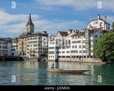 Suisse, Zurich, région historique Lindenhof, avec Weidling bateau sur la rivière Limmat, Saint Peter's Church de l'horloge Banque D'Images