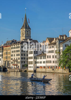 Suisse, Zurich, région historique Lindenhof, avec Weidling bateau sur la rivière Limmat, Saint Peter's Church de l'horloge Banque D'Images