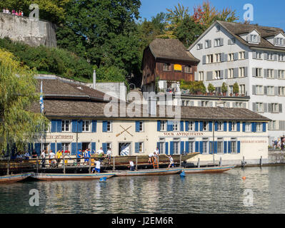 Suisse, Zurich, région historique Lindenhof, avec Weidling bateaux à quai sur la rivière Limmat Banque D'Images