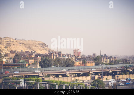 Vue sur montagne avec les voitures sur route, à Le Caire, Egypte Banque D'Images