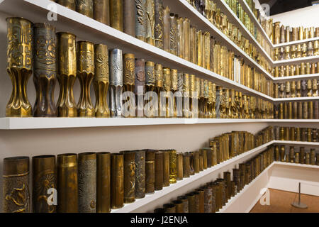 Allemagne, Baden-wurttemberg, Karlsruhe, ZKM, Zentrum fur Kunst und Medientechnologie, musée d'art moderne à l'ancien WW1-ère fabrique de munitions, collection d'art faites à partir de la WW1 d'obus Banque D'Images