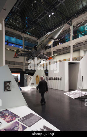 Allemagne, Baden-wurttemberg, Karlsruhe, ZKM, Zentrum fur Kunst und Medientechnologie, musée d'art moderne à l'ancien WW1-ère fabrique de munitions, la pièce de l'art conceptuel avec des avions à réaction de Starfighter Luftwaffe Banque D'Images