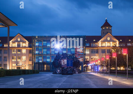 Allemagne, Baden-wurttemberg, Karlsruhe, ZKM, Zentrum fur Kunst und Medientechnologie, musée d'art moderne à l'ancien WW1 usine de munitions de l'époque, extérieur, crépuscule Banque D'Images