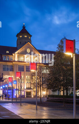 Allemagne, Baden-wurttemberg, Karlsruhe, ZKM, Zentrum fur Kunst und Medientechnologie, musée d'art moderne à l'ancien WW1 usine de munitions de l'époque, extérieur, crépuscule Banque D'Images