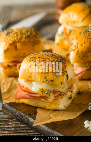 Petits pains au fromage et jambon hawaïen avec Mayo et graines de pavot Banque D'Images