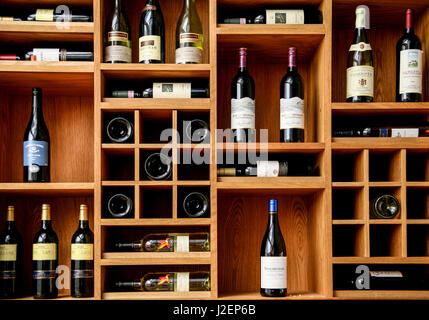 Des bouteilles de vin rouge et blanc sur l'affichage dans un bar sur les étagères en bois Banque D'Images