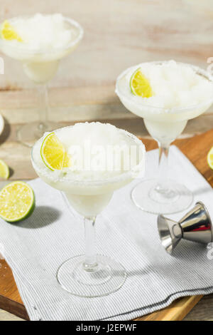 Rempli de Lime Margarita congelé prêt à boire Banque D'Images