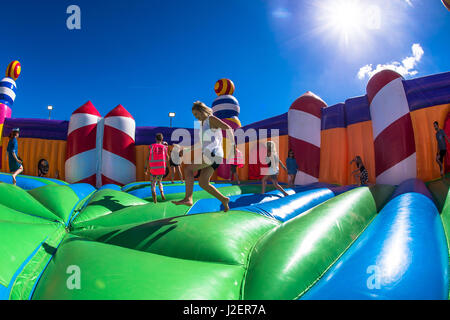 Robin Hill Country Park, Île de Wight, Royaume-Uni. Le 11 septembre 2016. Festivaliers aller sur les mondes plus grand château gonflable au Bestival Music Festival 2016. © Vous Bailey / Alamy Banque D'Images