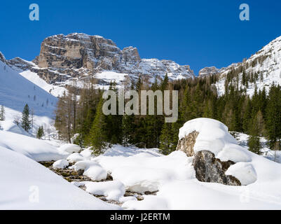 (Innerfeldtal la vallée Val di dentro) dans les Dolomites de Sexten, partie du patrimoine mondial de l'hiver profond dans les Dolomites. Mont Schwalbenkofel. L'Italie, mars (grand format formats disponibles) Banque D'Images