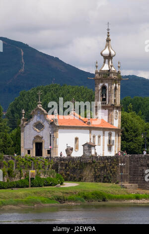 Le Portugal, Ponte de Lima. Plus ancienne ville du Portugal. Il est nommé pour un long pont médiéval qui traverse la rivière Lima. 18 C. L'église de São Francisco. Banque D'Images