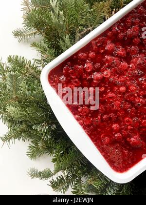 Délice de bretzel framboise avec feuilles de pin sur fond blanc Banque D'Images