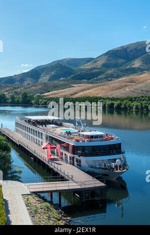 Le Portugal, Douro Spirit amarrée à Barca d'Alva, Douro River Banque D'Images