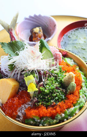 Bol de sashimi sushi avec des œufs rouges, wasabi, le poisson et les algues soup Banque D'Images