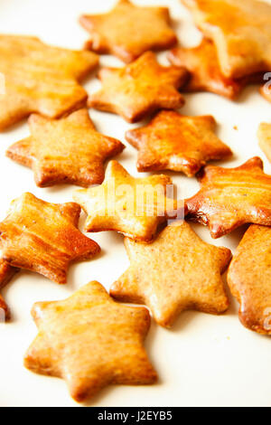 Gâteaux et biscuits avec étoile sur fond blanc Banque D'Images