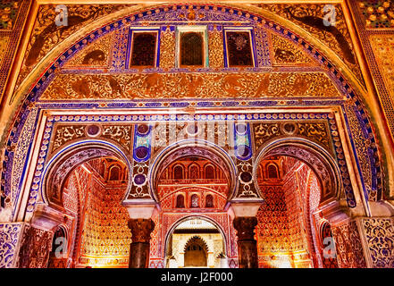 Arcs en fer à cheval, l'Ambassadeur Chambre, Palais Royal, l'Alcazar de Séville, Andalousie, espagne. À l'origine un fort mauresque, Palais Royal le plus ancien encore en usage en Europe. Construit dans les 1100s et reconstruit dans les années 1300. Banque D'Images