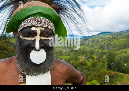 Habillés de couleurs vives et peint chef tribal local dans les hautes terres de la Papouasie-Nouvelle-Guinée, la Mélanésie Banque D'Images