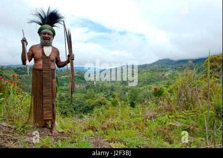 Habillés de couleurs vives chef tribal local dans les hautes terres de la Papouasie-Nouvelle-Guinée, la Mélanésie Banque D'Images