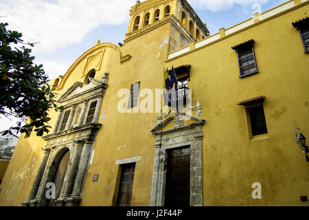 L'imposition de l'Iglesia Santo Domingo, l'église de Santo Domingo, domine la Plaza de Santo Domingo, la vieille ville, Cuidad Vieja, Cartagena, Colombie. Banque D'Images