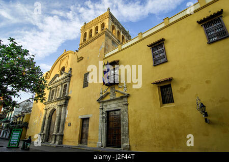 L'imposition de l'Iglesia Santo Domingo, l'église de Santo Domingo, domine la Plaza de Santo Domingo, la vieille ville, Cuidad Vieja, Cartagena, Colombie. Banque D'Images