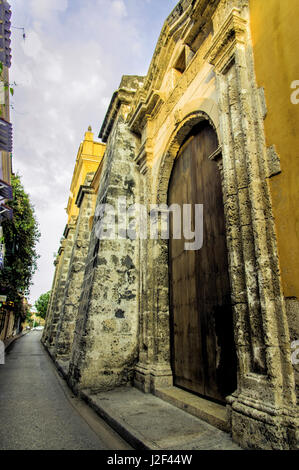 L'imposition de l'Iglesia Santo Domingo, l'église de Santo Domingo, domine la Plaza de Santo Domingo, la vieille ville, Cuidad Vieja, Cartagena, Colombie. Banque D'Images