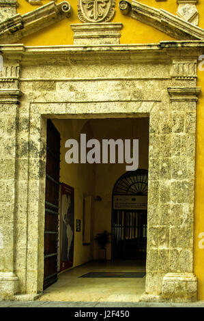 L'imposition de l'Iglesia Santo Domingo, l'église de Santo Domingo, domine la Plaza de Santo Domingo, la vieille ville, Cuidad Vieja, Cartagena, Colombie. Banque D'Images