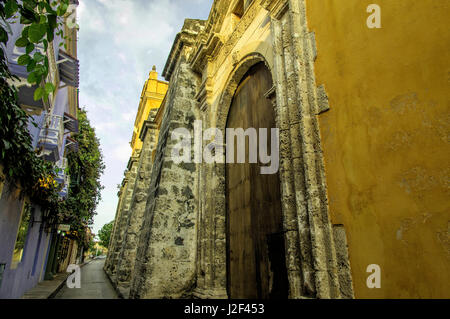 L'imposition de l'Iglesia Santo Domingo, l'église de Santo Domingo, domine la Plaza de Santo Domingo, la vieille ville, Cuidad Vieja, Cartagena, Colombie. Banque D'Images